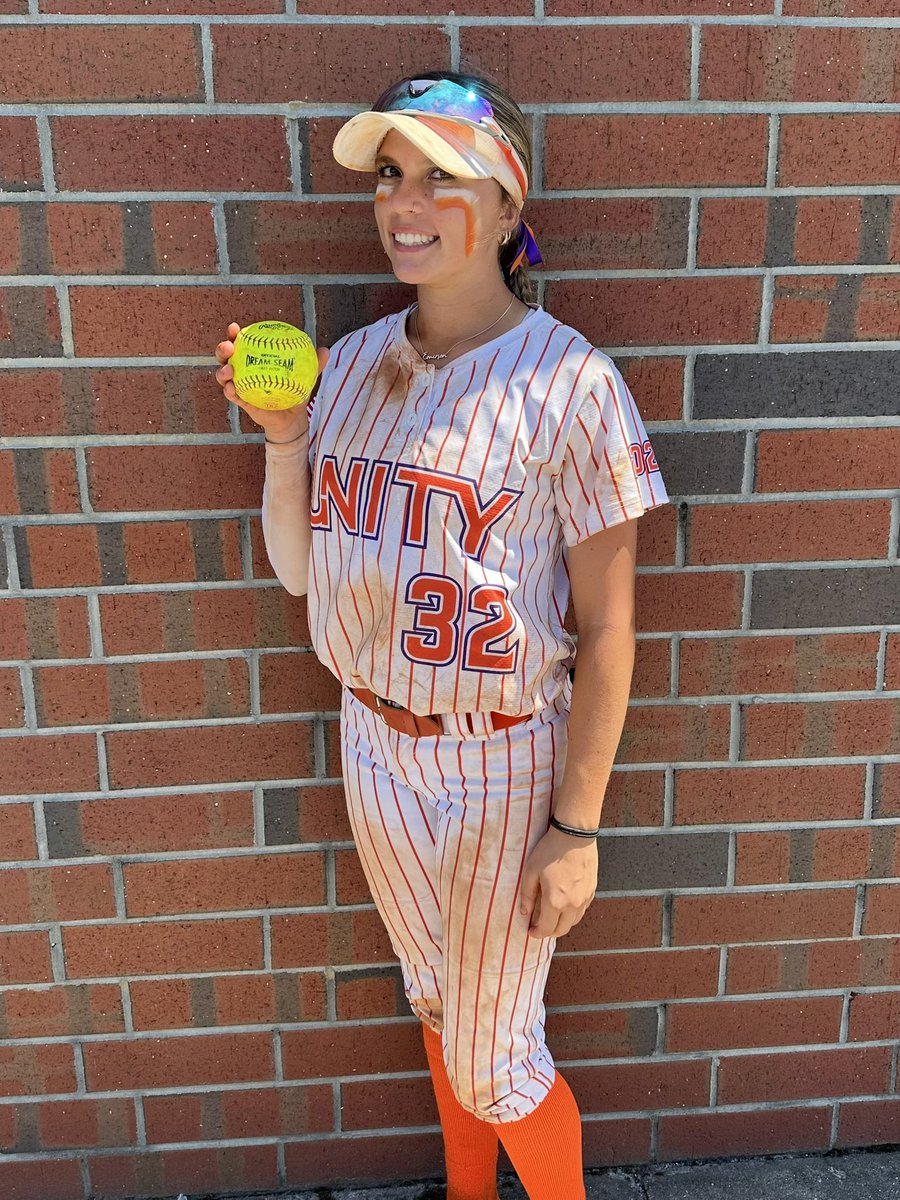 UnitySizemore's tweet image. Way to go, Emerson! Another home run in the 📚📚📚. You’re on fire! 🔥🏆 @e_sweeney_11 @CNUSoftball @SBRRetweets @SoftballDown @ExtraInningSB