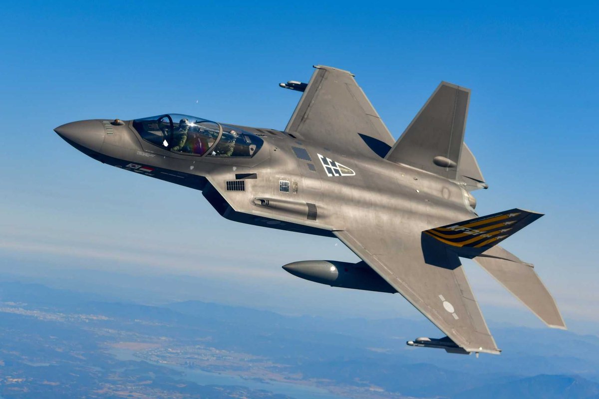 KDefenseInsight's tweet photo. By aligning the #F35, #KF21, #F16, and #FA50 with a consistent cockpit philosophy, the #ROKAirForce not only saves significantly on training and operational costs but also ensures pilots can seamlessly transition between platforms in wartime. #PilotTraining #Interoperability https://t.co/TAuRNo5OoC