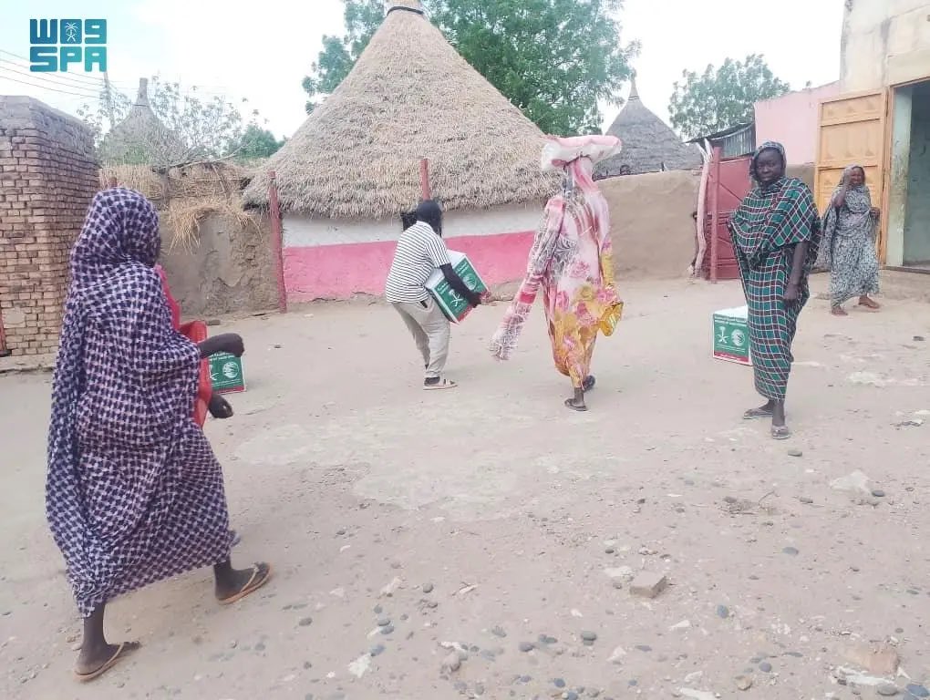 SaudiNews50's tweet photo. السعودية تواصل تخفيف معاناة الشعب السوداني الشقيق..

توزيع سلال غذائية في محافظة باو بولاية النيل الأزرق بالسودان.

- https://t.co/ru2yC0aXWj