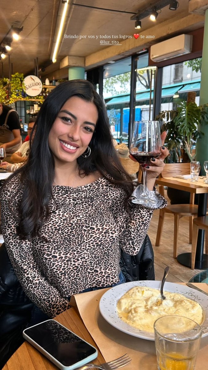 estefi en el medio del almuerzo: che luz te gustaría repetir esta salidita más adelante pero en una merienda con 25 personas reee estaria no 😁😁
