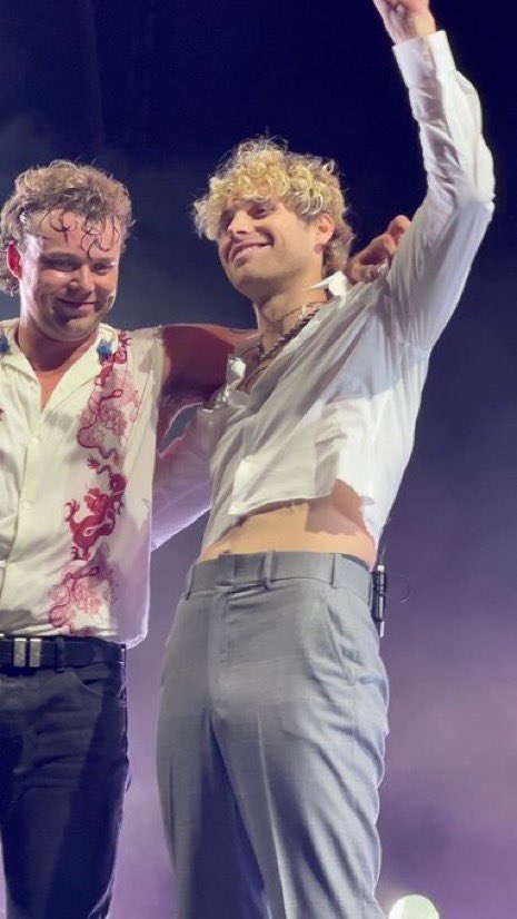 LashtonComforts's tweet photo. hot as fuck and wtf in one pic: https://t.co/g6C1nPAEQe