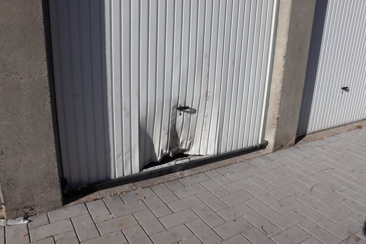 martindamen58's tweet photo. Weer #explosie nu bij #garagebox van reeds gesloten #avondwinkel in #Beemsterstraat #Amsterdam-Noord #Nieuwendam. Bew werden vannacht om 4.59 uur opgeschrikt door een harde knal. Bij een garagebox bleek een #explosief te zijn afgegaan. Geen gewonde(n)Tp #politieonderzoek geweest. https://t.co/KoBdfyqxIo
