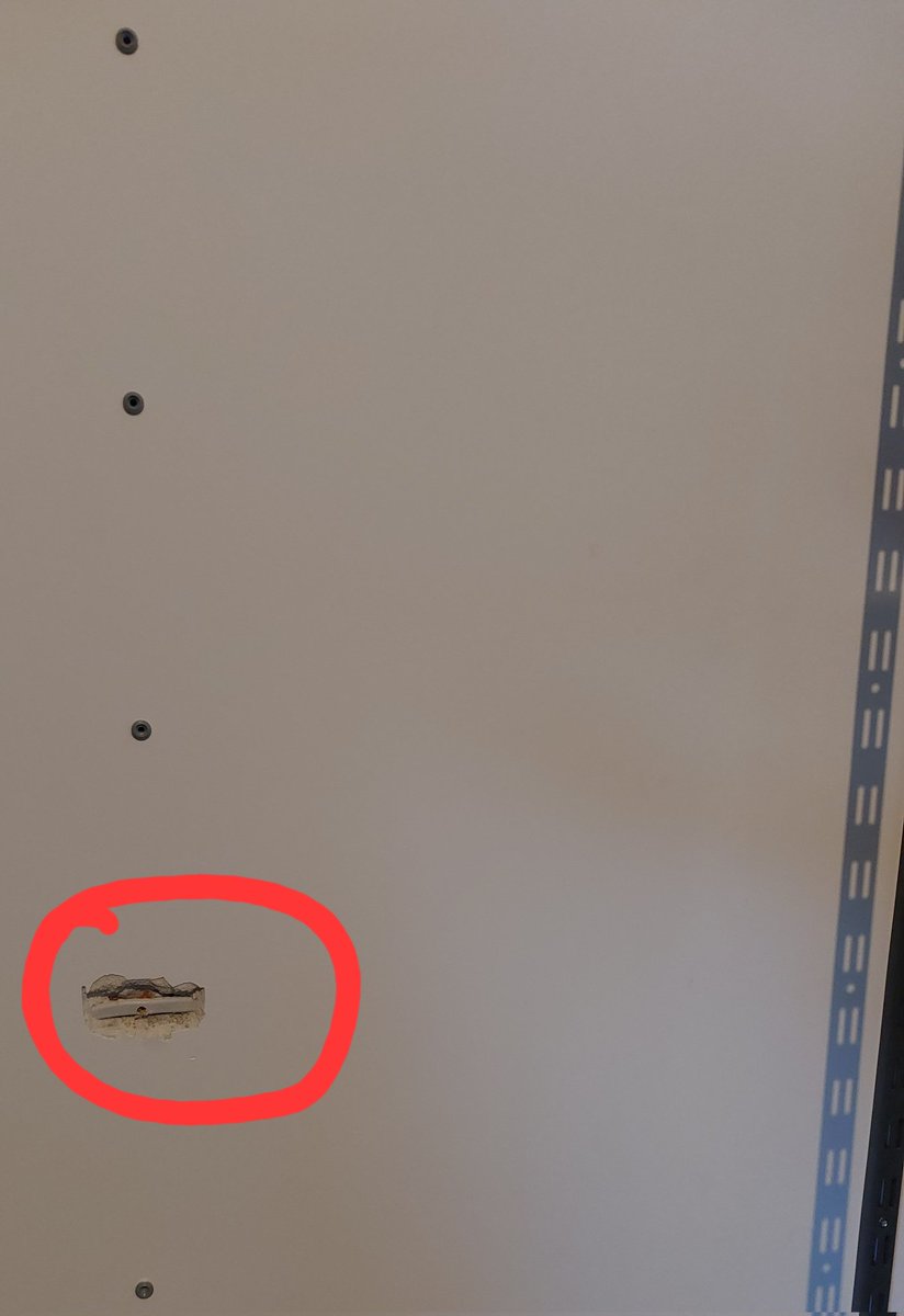 Dobra, wiercę.
A nie ma tam przewodu?
A skąd!
Kurna! Jednak był?!