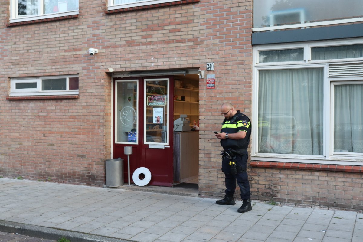 martindamen58's tweet photo. Weer #explosie nu bij #garagebox van reeds gesloten #avondwinkel in #Beemsterstraat #Amsterdam-Noord #Nieuwendam. Bew werden vannacht om 4.59 uur opgeschrikt door een harde knal. Bij een garagebox bleek een #explosief te zijn afgegaan. Geen gewonde(n)Tp #politieonderzoek geweest. https://t.co/KoBdfyqxIo