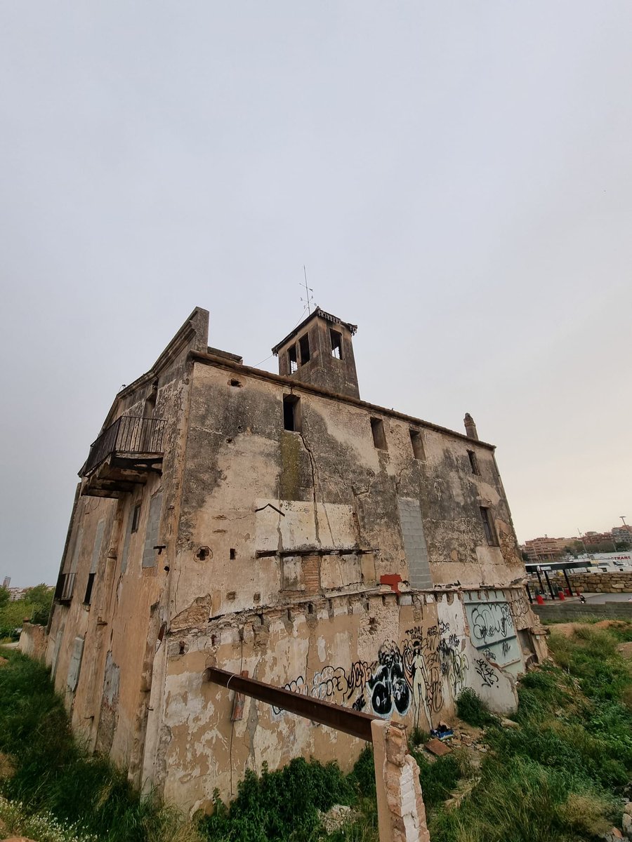 Ha desaparegut la torratxa i part de la teulada de Can Cervera, Casalot probablement del s. XVIII PROTEGIT com a BCIL, te pinta de que ha colapsat.