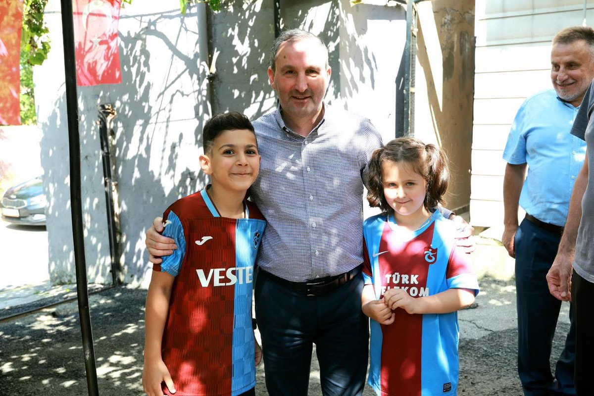 Kıymetli Belediye Başkanımız Sn <a href="/alitombas_/">Ali Tombaş 🇹🇷</a> beraberinde Meclis Üyemiz Akrabam,çocukluk arkadaşım <a href="/HasanKuvvet34/">Hasan Kuvvet</a> Ak Parti İlçe Yön Kur Üyesi <a href="/muhammetbak61/">Muhammet Bak</a> ağabeyim ile birlikte Hac vazifesini ifa eden anne&amp;babamı hanemizde ziyaret edip hayır dualarını aldılar,ayaklarınıza sağlık.