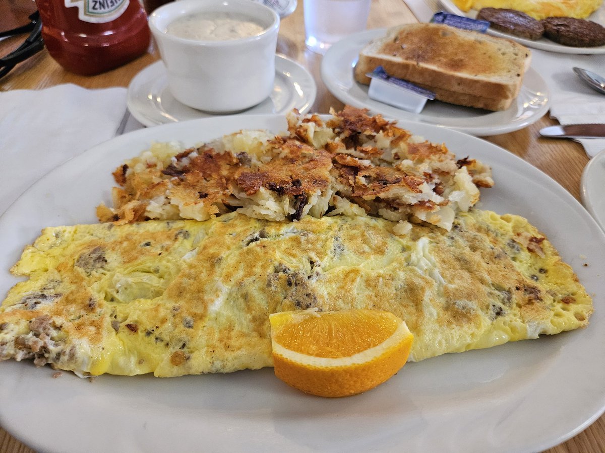 NW_Indiana_Eats's tweet image. Breakfast at Jimmy's Cafe -Valpo Square 馃敟馃敟馃敟
Im a big fan of the old-school diner vibe in this little place and the food is good.
FYI -it's a cash only restaurant. Had I known, we probably wouldn't have gone. They have an ATM, luckily.