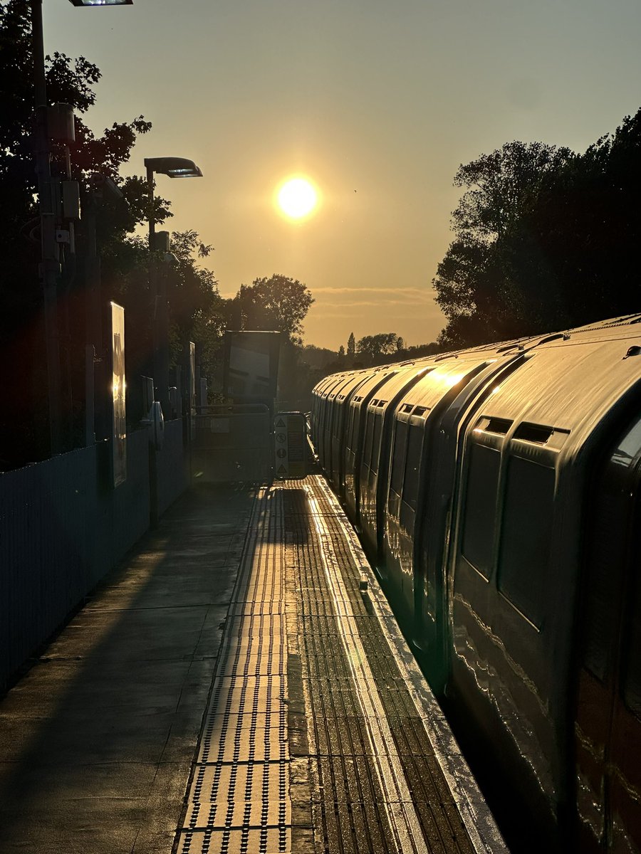 Stepped off the tube just now and glanced to my right to see this gorgeous scene. Not one other person who got off, paid it any attention. It’s very sad that people don’t appreciate the beauty around them.