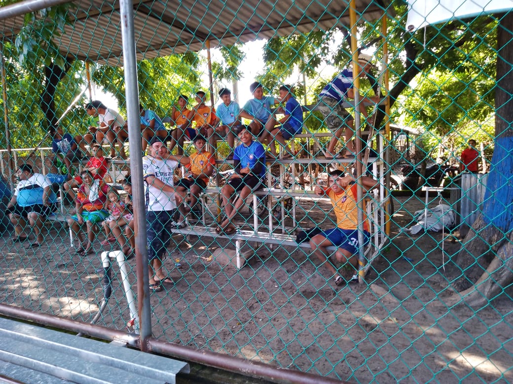 Así de emocionante son los partidos de los niños en isla la pirraya🏝⚽️🥅
Todos los sábados se reúnen niños,jovenes, madres y padres de los niños que representan la escuela de fútbol playa Bitcoin 
<a href="/Bitcoinbeach/">Bitcoin Beach</a> 
<a href="/isaacGuerrero/">rafa</a>
