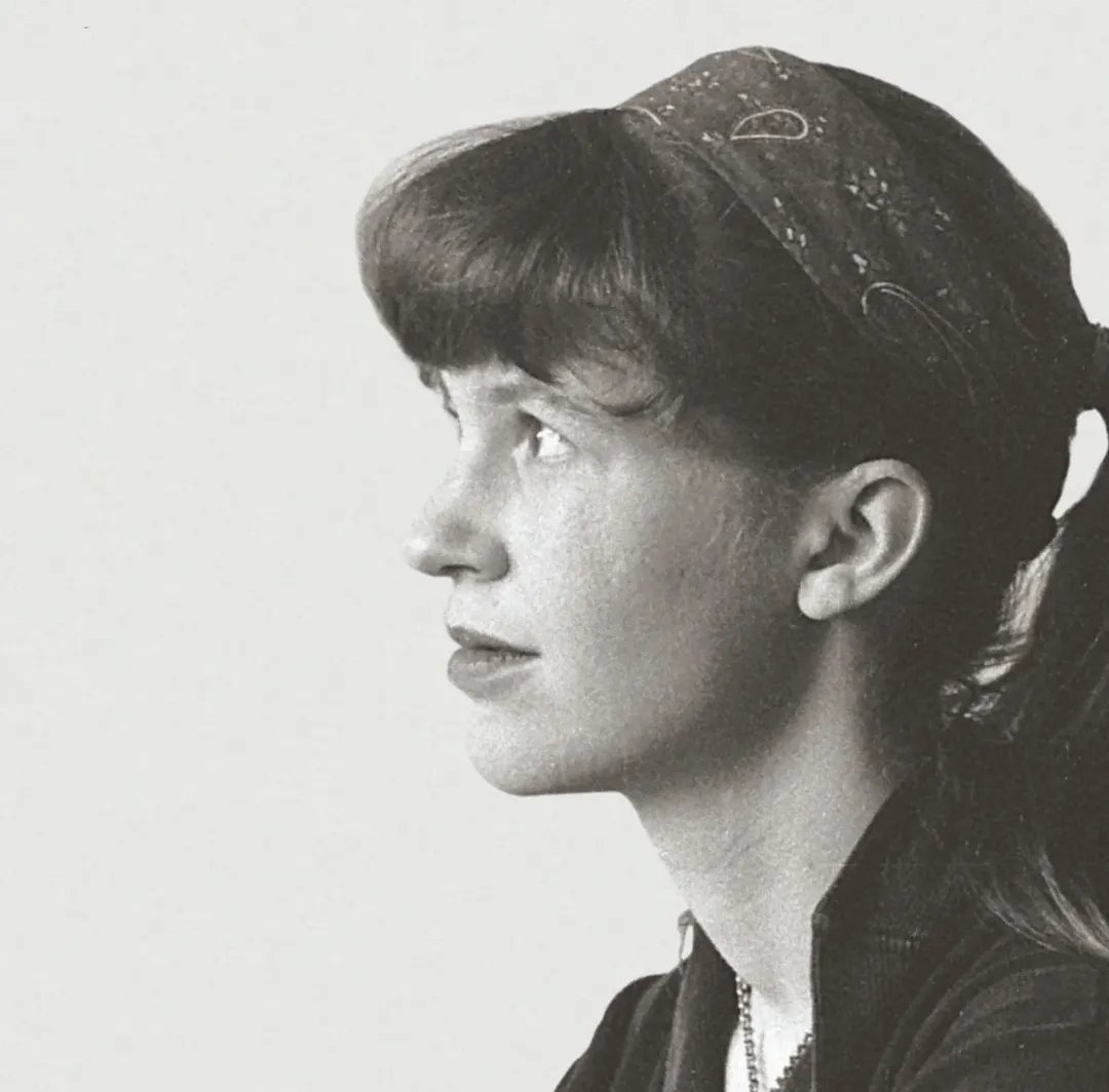 İşte buradayım, hâlâ ayaktayım. Rüzgârın söndüremediği küçük bir ateş.

Sylvia Plath