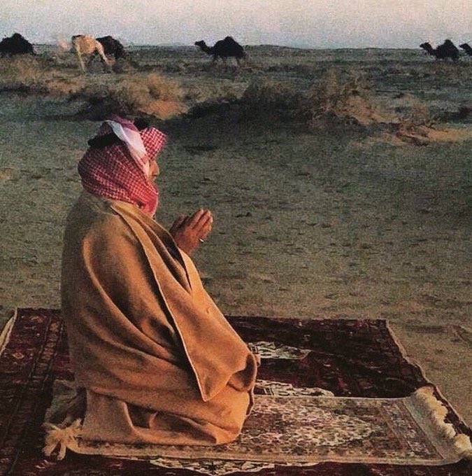 يقولون لا ضاقت عليك الوسيعة غن
وأنا أقول جهّز لا تضايقت سجاده
'
وناج العظيم الي على هقوتك والظن
ما خابت رجاوي من لجى له من عباده
'
كريمٍ تعالى ما لحق مدته.. بالمن
جزيل العطا ما ينقصه  كثر ما زاده
'
تزول الشدايد لا تضايق ولا تحزن
نواصي الخلايق بأمر واليك منقاده
'
عبدالحميد الشمري