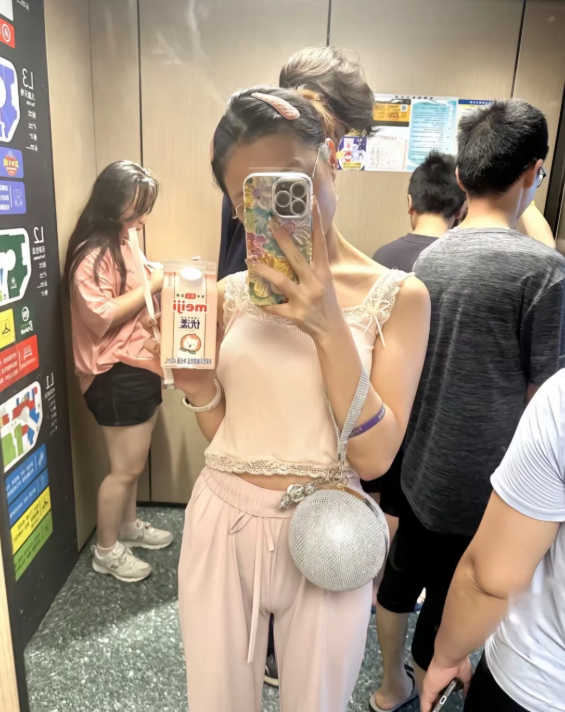 chengzi1985's tweet photo. 刚起床还没化妆 就不露脸啦，买一瓶牛奶，回家在睡一会😜😜 https://t.co/UGRqzvFxE5