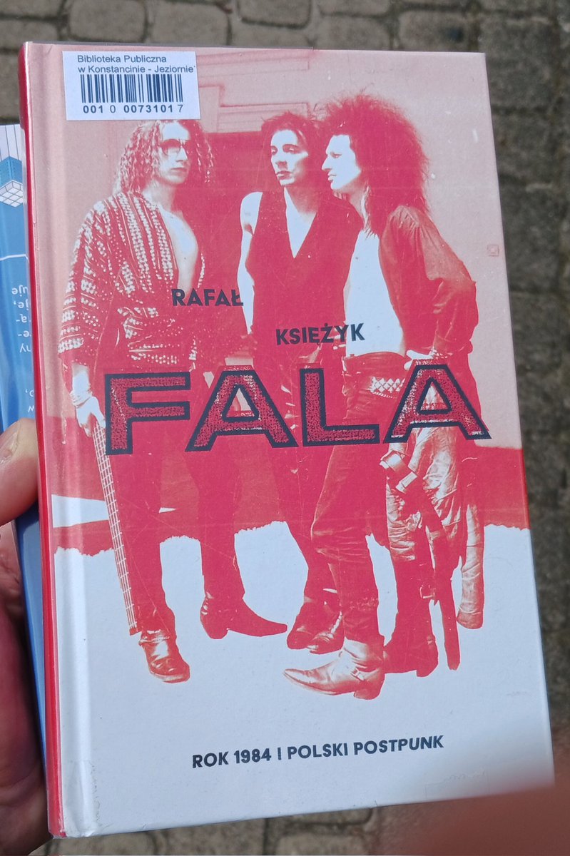 pangrochu's tweet image. 1984, Siekiera, Variete. "Idziemy przez las, pijani od słów", "Pod powierzchnią gra cygańska muzyka".
#Fala to świetnie napisana opowieść o analogowych czasach, w których trudności w zdobywaniu muzyki zmuszały do rozbudowywania sieci kontaktów społecznych.
#readlist2025PL