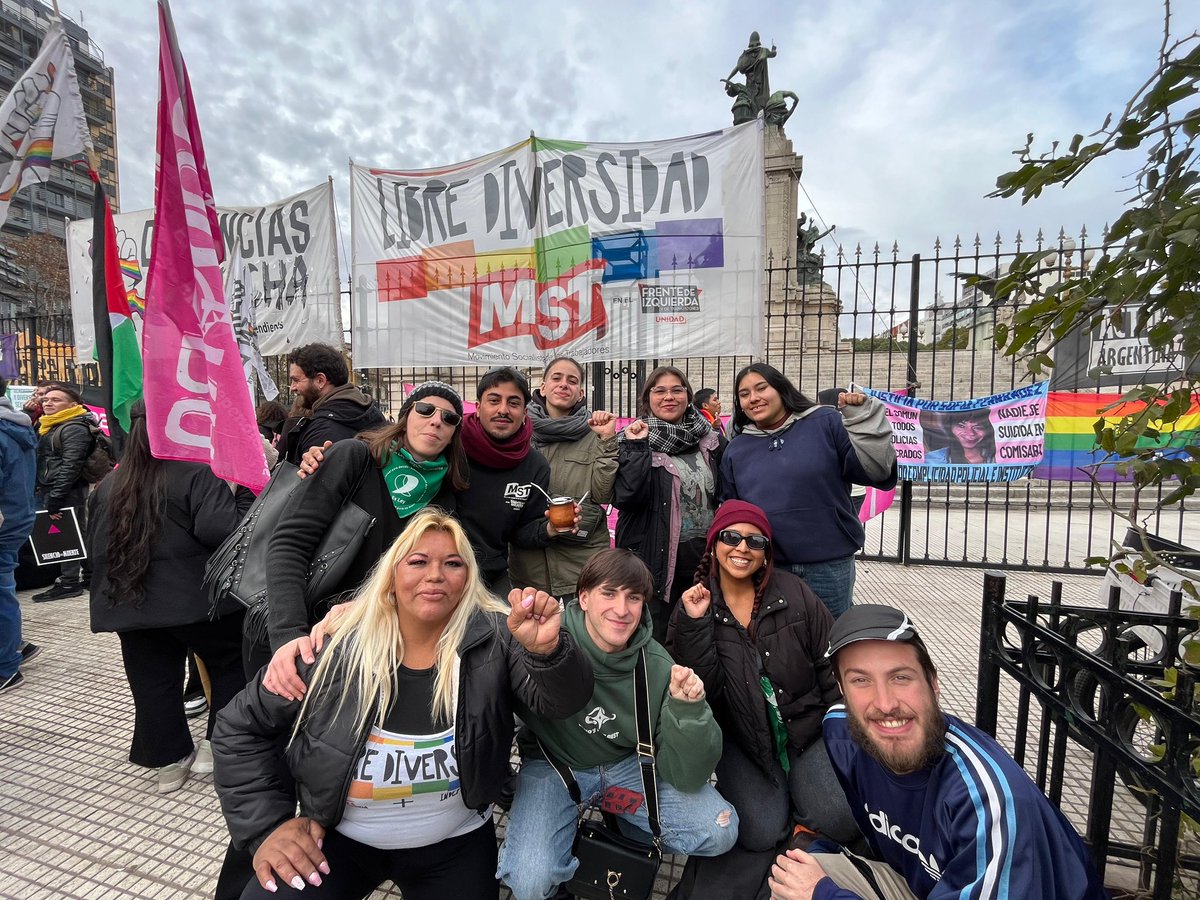 Frente al odio: organización.
Frente a los fachos: orgullo combativo 🏳️‍🌈
