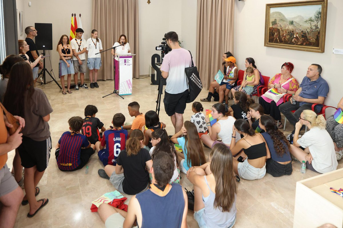 👉🏽🎥Hem assistit i enregistrat la lectura del manifest en motiu del #28J dia internacional dels drets LGTBIQ+ a la sala de Plens de l'Ajuntament 🏳️‍🌈
La lectura del manifest ha estat a càrrec del Cau AEiG Roc d'Oró.
#SantVicençdelsHorts