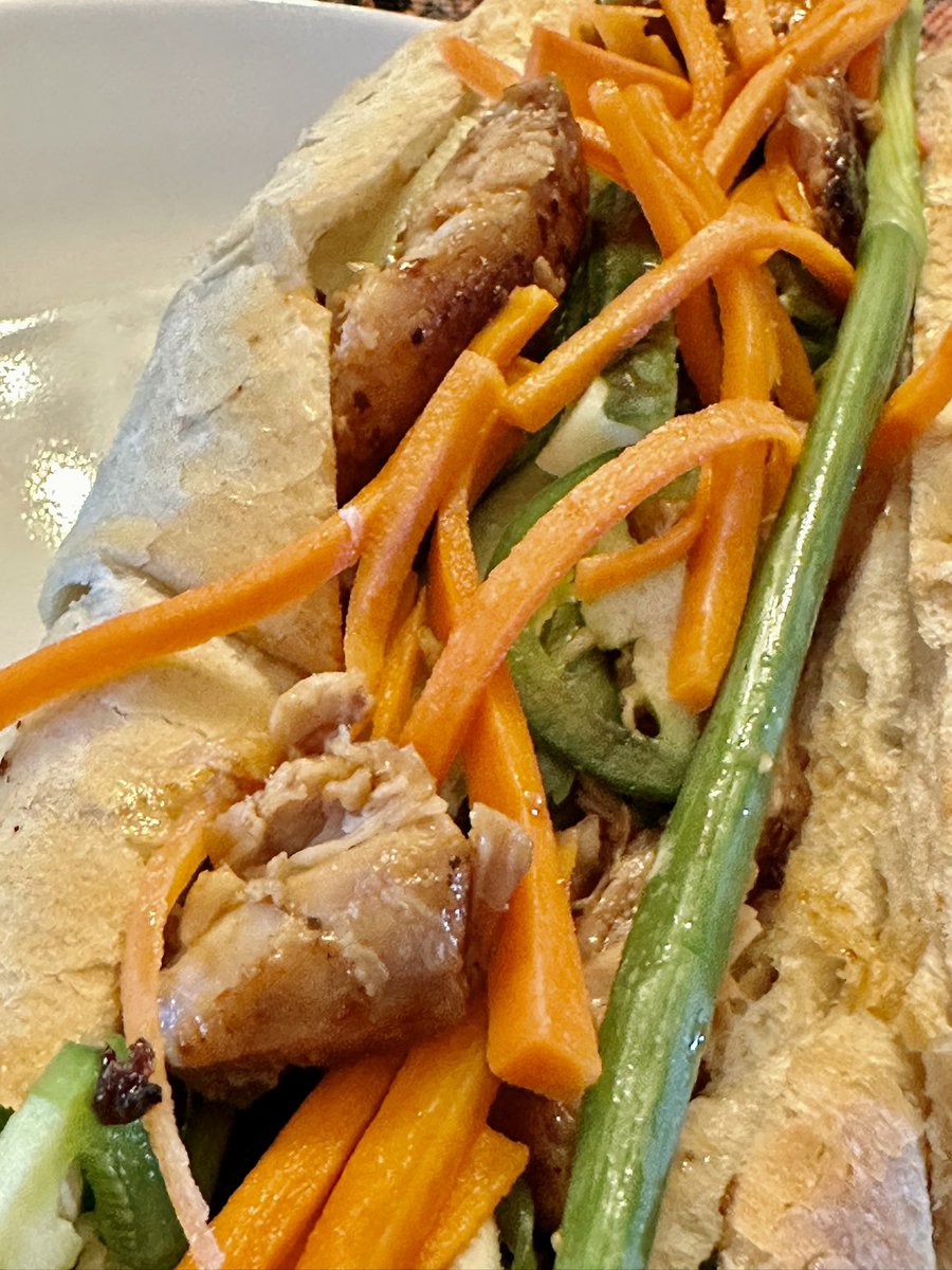Bigdazw's tweet image. Chester helped me make Banh mi roll’s which we had for dinner loaded with grilled chicken, pickled carrots, cucumber, jalapeño, green onion & lashings of sriracha mayo. The rolls were crunchy, soft yet chewy the best we have ever made. #MightyChester #banhmi