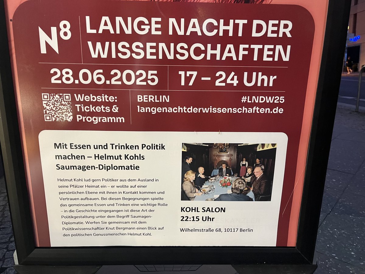 Für Kurzentschlossene - um 22.15 Uhr geht es los: Kohl-Salon der Bundeskanzler-Helmut-Kohl-Stiftung, Wilhelmstraße 68 in Mitte. Es gibt auch was zu trinken: Kallstadter Saumagen Riesling 2020 vom Weingut Petri