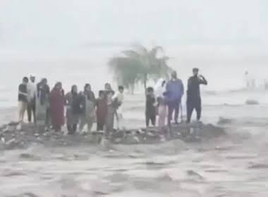 aadilrecky's tweet photo. That is Pakistan for you. Zero effort for rescue. @pmln_org @NawazSharifMNS @HamidMirPAK. Kashmir is safe with India. https://t.co/OWwa14l9Yc