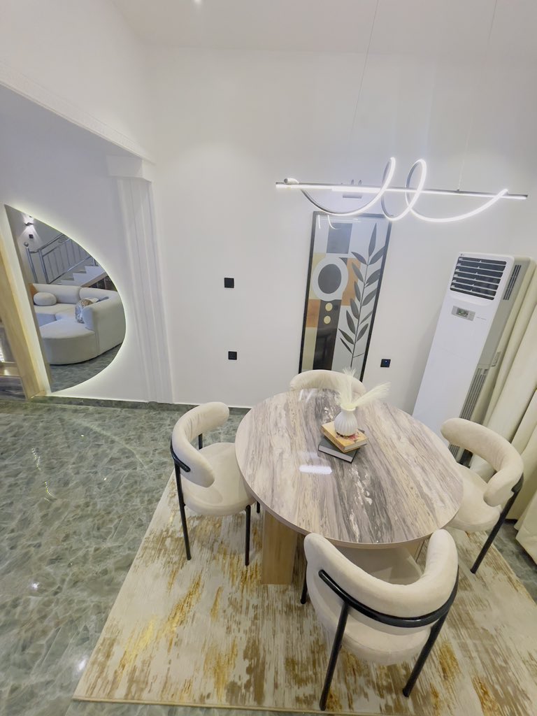 AzeemOjo's tweet image. Think interior design is just about picking chairs? Think again. We map out your space for comfort, style, and intentional living. 💫🖼️ #InteriorDesignMatters instagram.com/reel/DCpIWaFNJ…