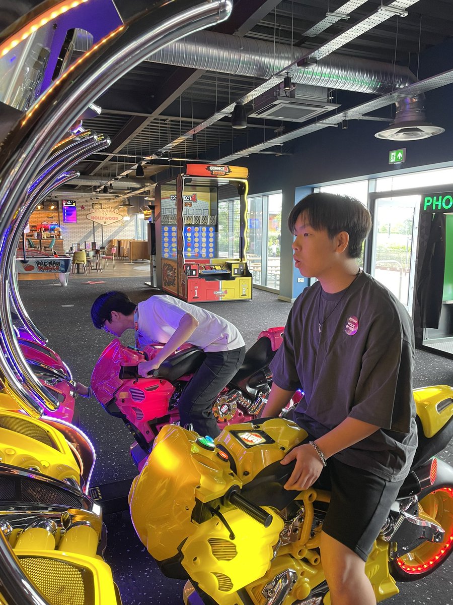 Friday saw the pre-a level crew in relaxed mood. Crazy golf ⛳️🏌️‍♀️🏌️‍♀️🏌️‍♂️ten pin bowling 🎳🎳🎳 and some games. Happy 😀 chilled, relaxed! Must be getting close to the end of term.