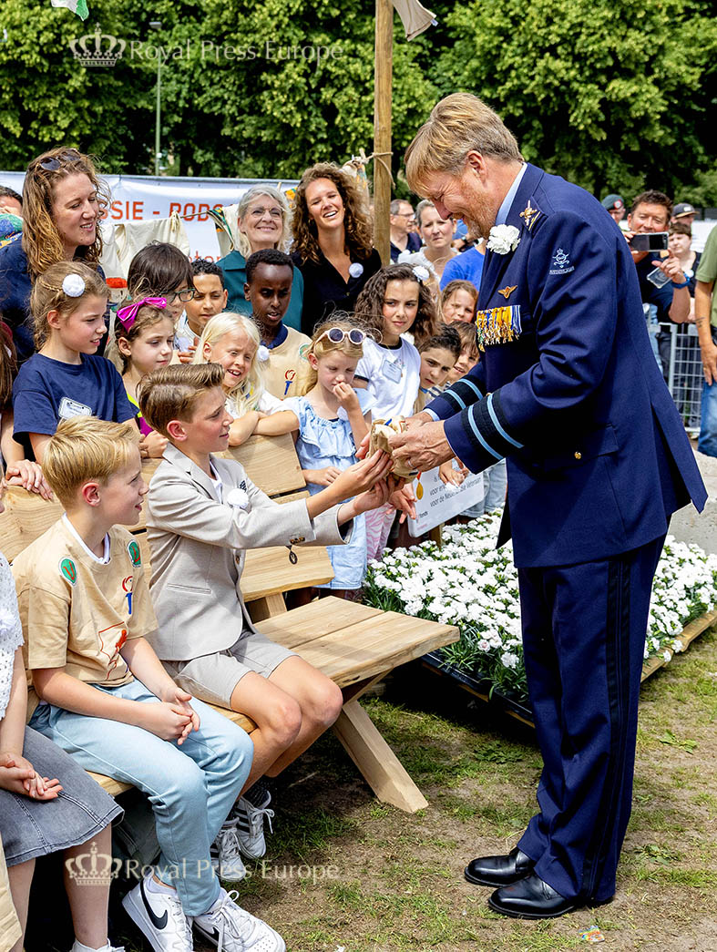 Royaleurope's tweet image. Vandaag eert Koning Willem-Alexander onze veteranen tijdens de Nederlandse Veteranendag in Den Haag. Met dank en erkenning voor hun inzet, moed en toewijding – in het verleden, het heden en de toekomst. ©Albert Nieboer - Royal Press Europe #Veteranendag #koning