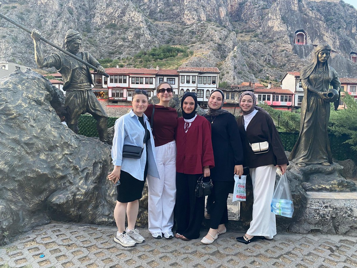 feeyz_'s tweet photo. ferhatçığım dağlar delmiş şirini için bizde ünlü sosyologlar olarak  görelim dedik https://t.co/oYEEn9oZOv