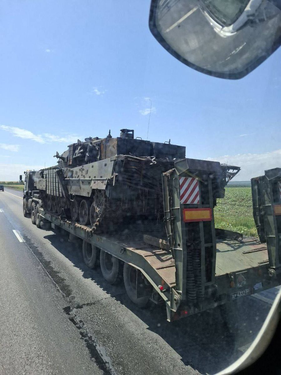 KrystianJachacy's tweet photo. Szwedzki 🇸🇪 czołg #Strv122 (ich wersja niemieckiego Leoparda 2), który przekazano armii ukraińskiej, wpadł w ręce rosyjskie w obwodzie #Sumy. https://t.co/7KNmU81Wef