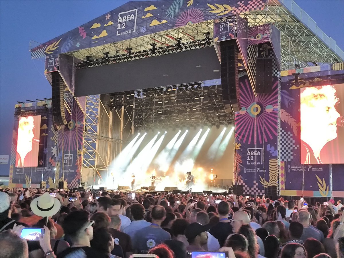 Mikel Erentxun destrozando a Duncan Dhu.