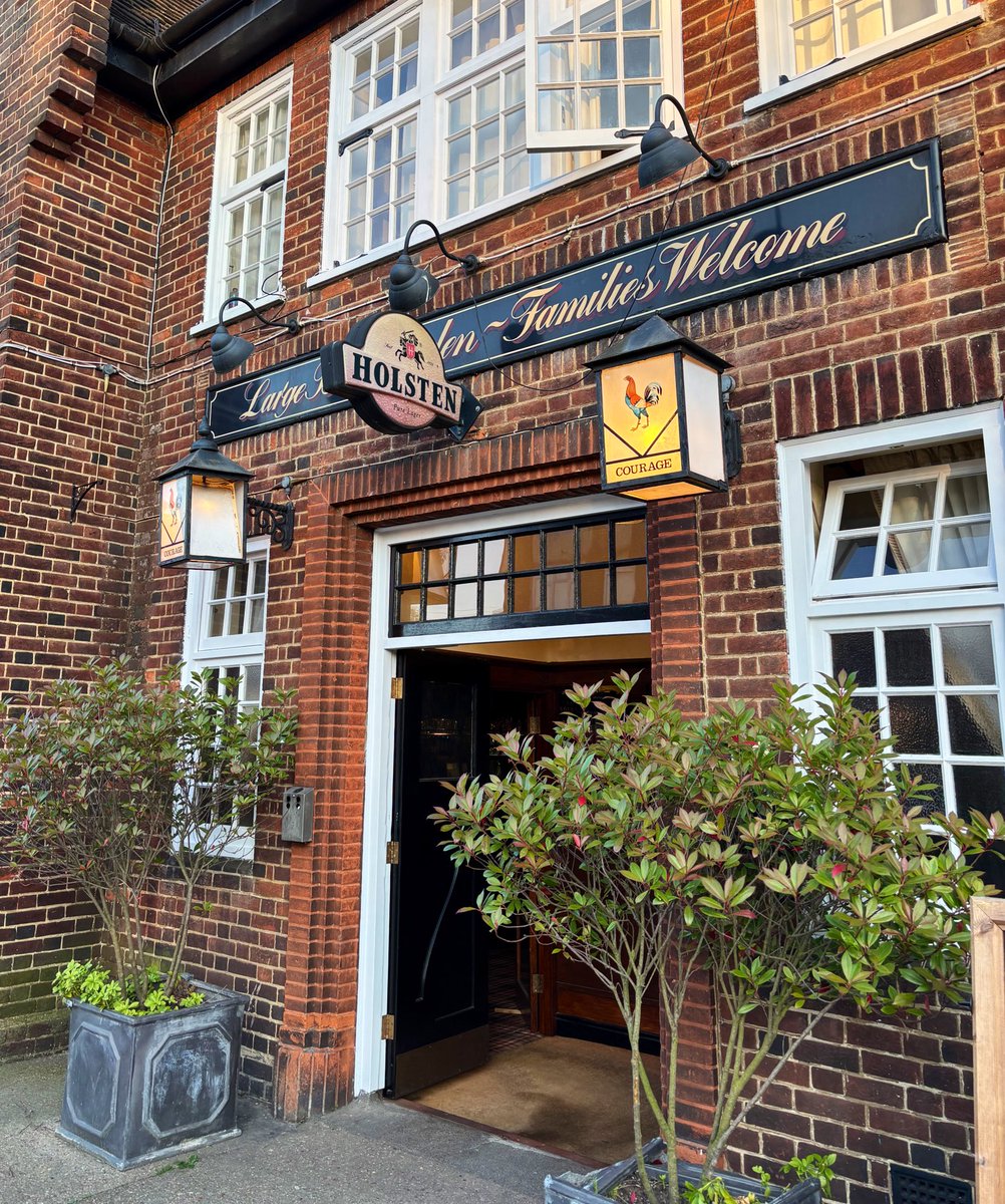 Today’s bonus pub is The Windermere in South Kenton (Wembley). This is one of the best preserved interwar built pubs in London. England are ahead against Germany, a nice end to the day. #windemere #interwar #bonuspub #pub #wembley