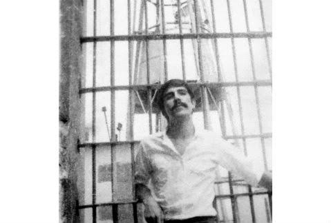 Luis siempre ha sido mi figura fav del movimiento por los derechos gays en Mx

inteligente as fuck, burlón y crítico; galán de su época, desmadroso y entusiasta de la vida nocturna

un excelente divulgador de la ciencia y un prominente periodista

murió como vivió: a su manera