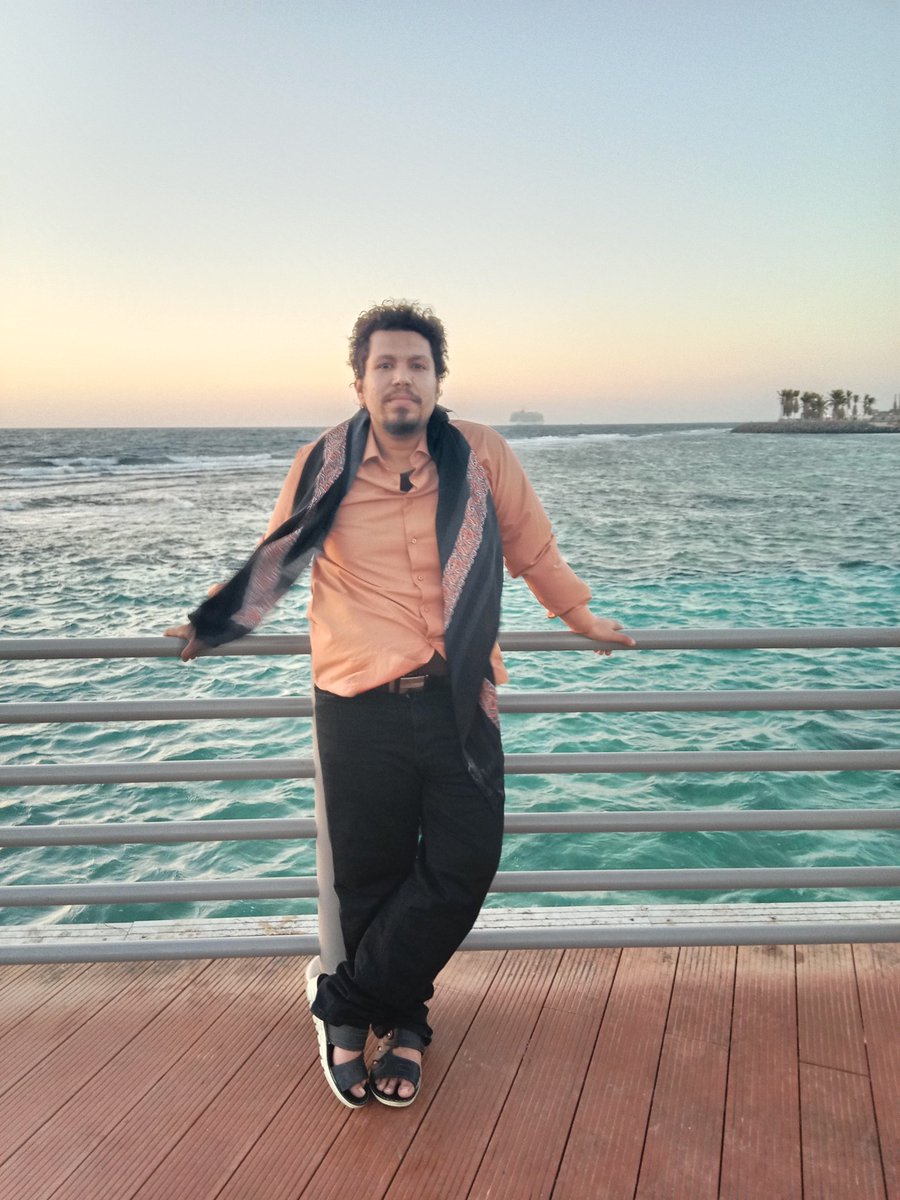 أتصلت بالقائد عبدالرحمن المحرمي (أبو زرعة) عضو مجلس القيادة حفظه الله قبل أشهر، أخبرته بكل تفاصيل الظلم والانتهاكات التي تعرضت لها.
كان لطيفًا للغاية، استمع لي مطولًا، ساعة كاملة وأجرينا حديثًا معمقًا. لم أنشر هذا الحديث حينها ولا أريد تناول تفاصيله الآن.
قال لي: مشكلتك أنهم