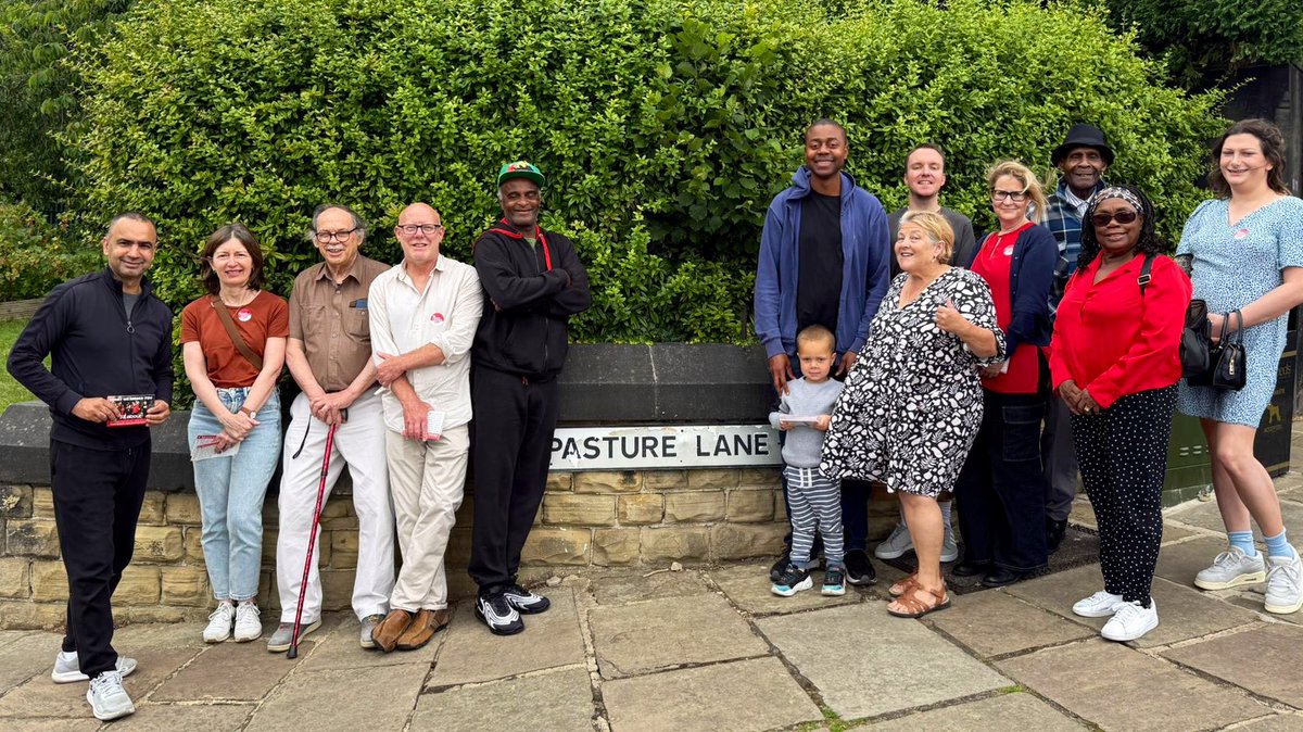 ☀️ A pleasure to be out on a sunny #LabourDoorstep speaking to residents of Chapel Allerton ward. 

🌹 Lots of support for <a href="/UKLabour/">The Labour Party</a> &amp; <a href="/FabianLeedsNE/">Fabian Hamilton MP</a>, alongside some who are still weighing up who to back at the next election.

👂 We love listening to voters all year round.