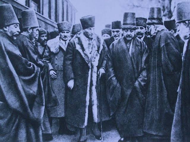 Atatürk seçilmiş bir liderdi. Onu Allah seçti ve destekledi.
Bu, yok edilmek istenen; hak olmayan inançların ve köleliğin hedefi hâline getirilen Türk Milleti’ne bir lütuftu.