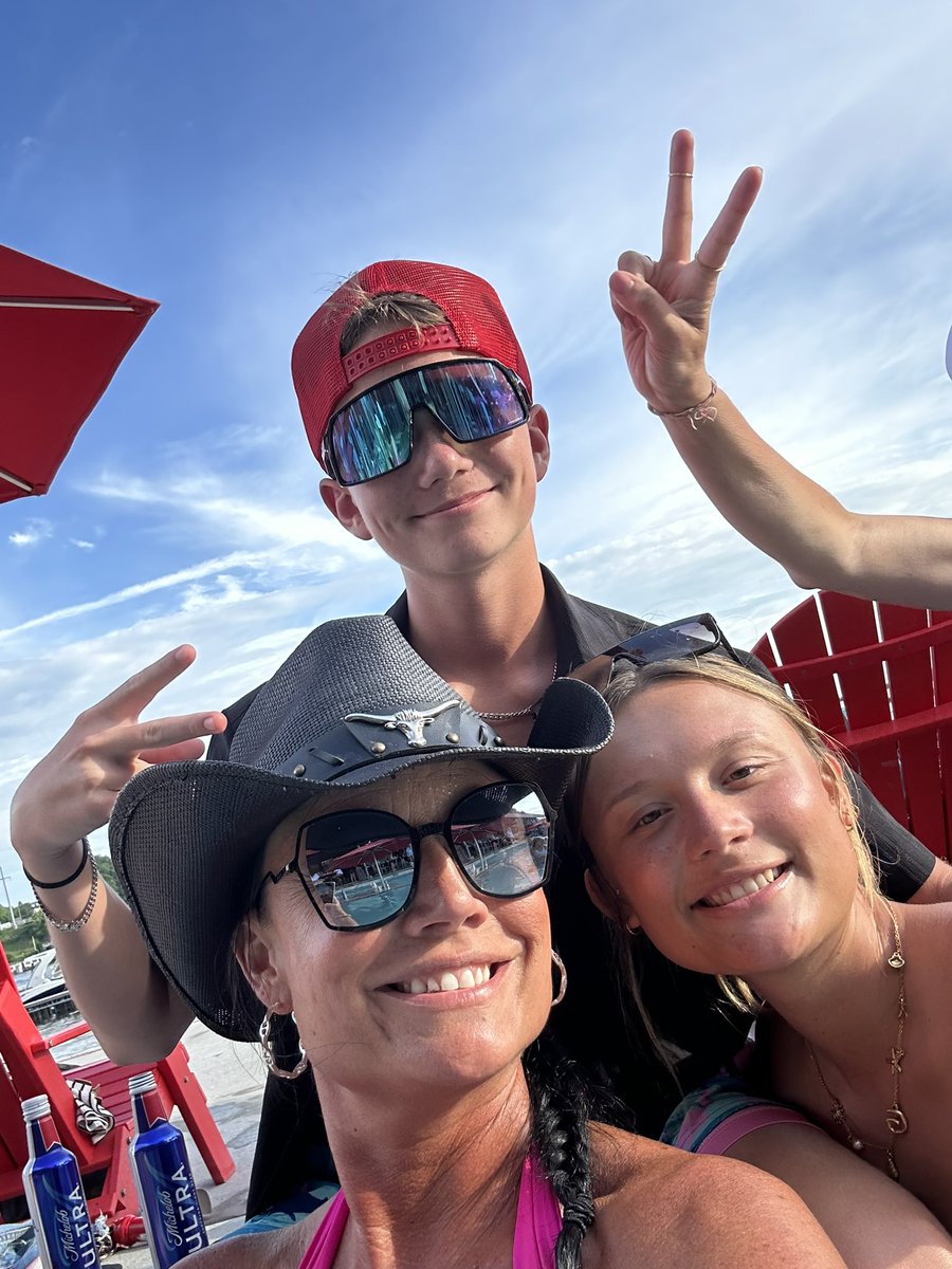 Although the oldest had to come back early from Uganda, I’m perfectly okay with it because she made it to the Lake for a much needed weekend reset!  We love #LOTO