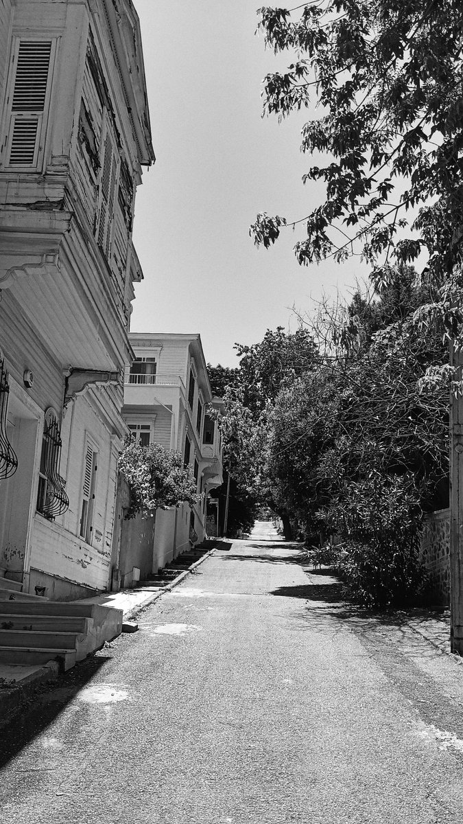 Analog Çekmek ve Ona Özgü Gren Olması ve Yapaylıktan uzak 
Tamami ile kendi halinde ortaya Koyduğu Bir eser 
Hayırlı Geceler