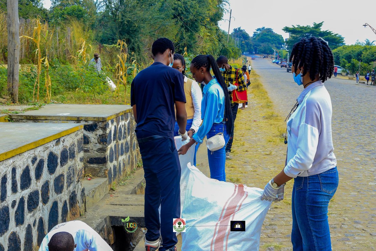 EnvironmentUb's tweet image. 🌱 À l’occasion de la #JME2025, @EnvironmentUb , #IJCD &amp;amp; #ABEM via #SCORP ont mené :
✔️ Une collecte de plastiques
✔️ Un panel avec activistes, chercheurs et entrepreneurs 💡
✔️ Des solutions locales pour un Burundi #ZéroDéchet 🌍

#ODD13 #JeunesPourLeClimat #BurundiVert