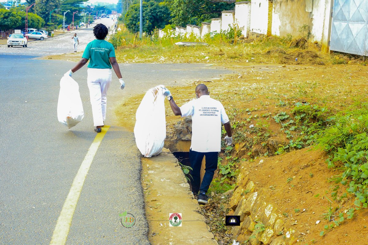 EnvironmentUb's tweet image. 🌱 À l’occasion de la #JME2025, @EnvironmentUb , #IJCD &amp;amp; #ABEM via #SCORP ont mené :
✔️ Une collecte de plastiques
✔️ Un panel avec activistes, chercheurs et entrepreneurs 💡
✔️ Des solutions locales pour un Burundi #ZéroDéchet 🌍

#ODD13 #JeunesPourLeClimat #BurundiVert