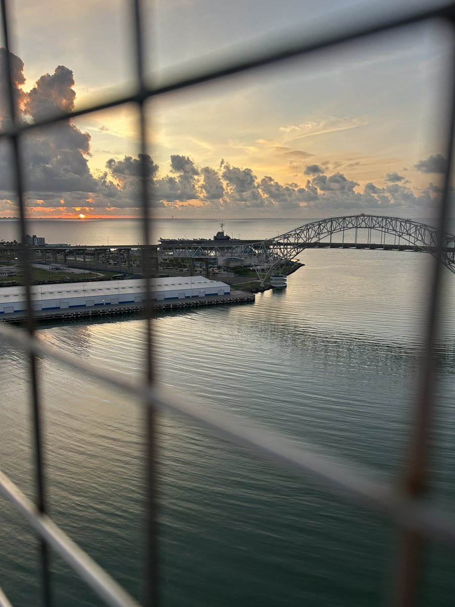 Emablaublua69's tweet photo. New Harbor Bridge sightings in the early morning ☀️💕 #corpuschristi #harborbridge https://t.co/viyL0PUZez