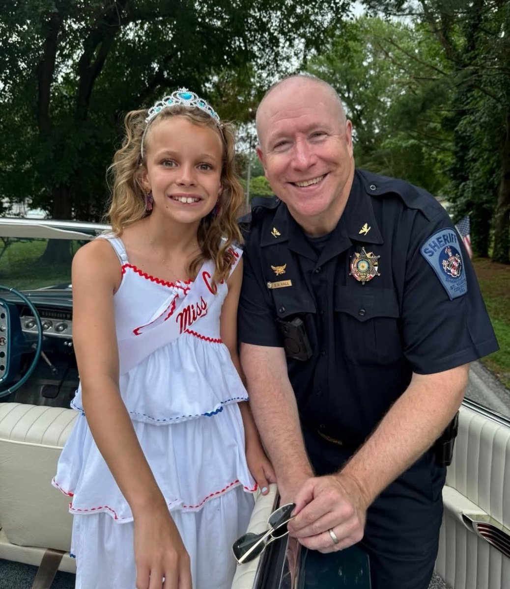 It was an honor this morning meeting Miss Golden Beach, Isla Ferlage!

Isla’s beauty, strength, grace, compassion &amp; her willingness to help others perfectly represents our community, county &amp; our country.

Congratulations Isla!  You make us all very proud.

(photo by Aunt Alice)