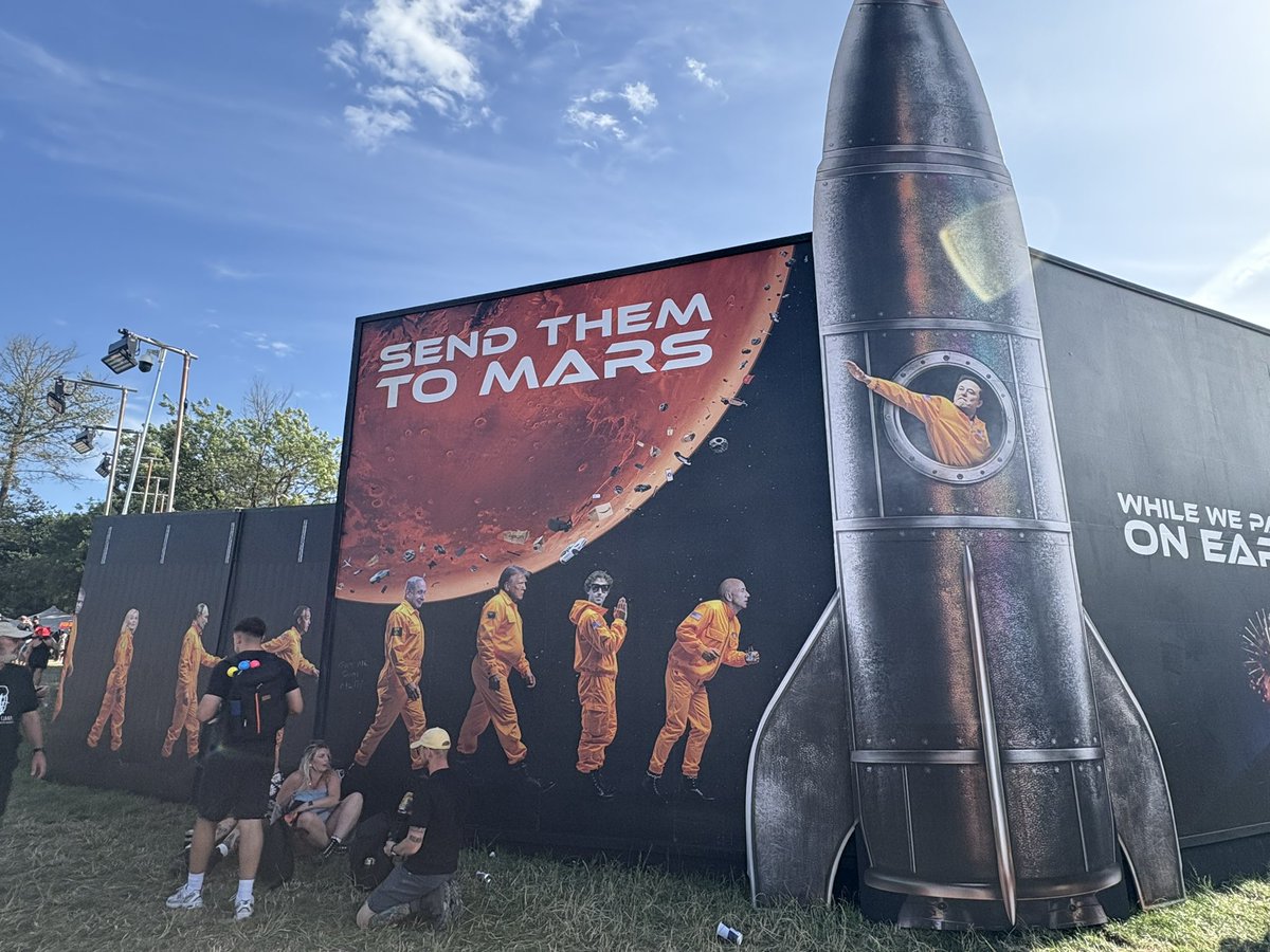 PeterWMurphy1's tweet photo. ICYMI: The #SendThemToMars mural by @bydonkeys & @block9official at the #Glastonbury Festival depicts numerous evil people (Musk, Bezos, Zuckerberg, Trump, Vance, Netanyahu, JK Rowling and others) boarding a rocket for Mars. Nice. 🎨 #UKPolitics #USPolitics #HumanRights https://t.co/UxYwVgDitZ