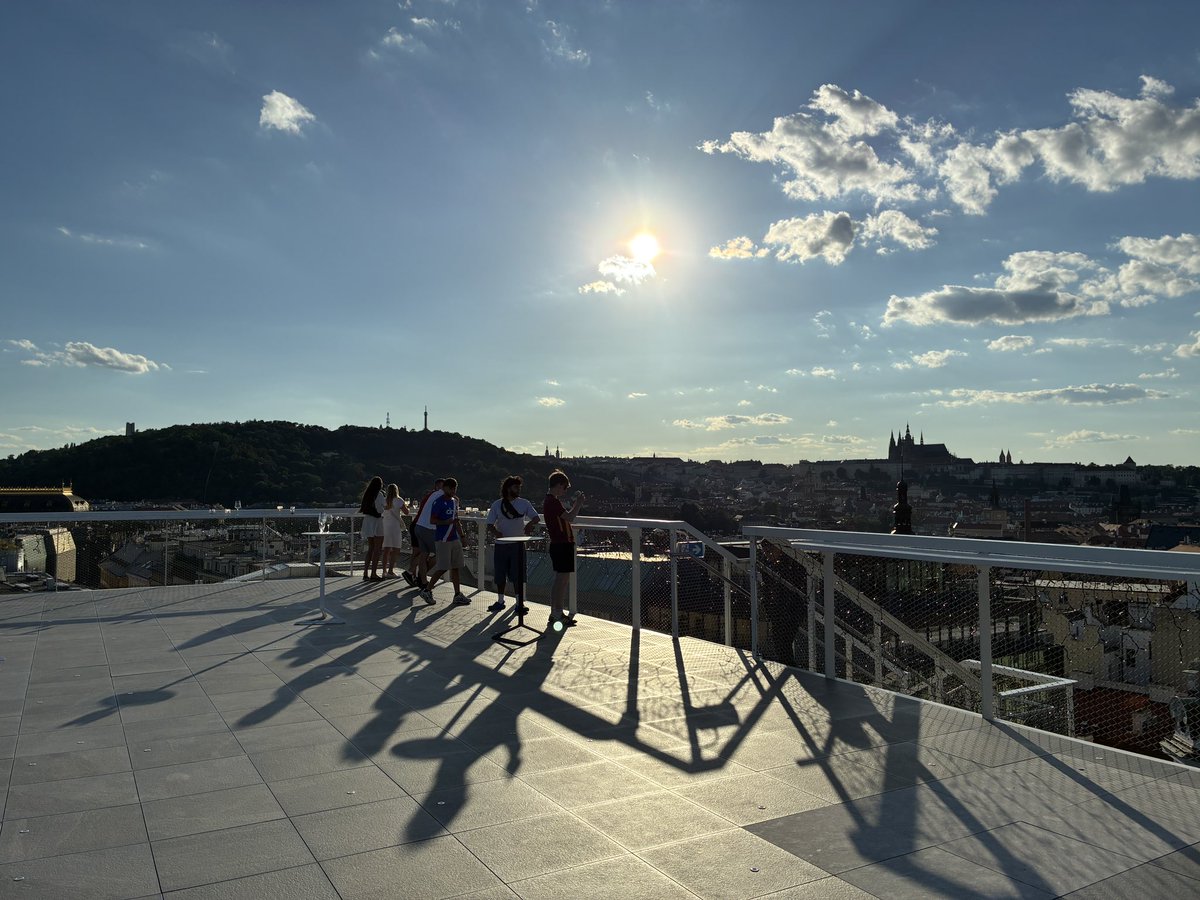 Starting my half-birthday celebration weekend with pink fizz in #FlyVista 🎉🥂🍾 a gorgeous rooftop Champagne bar in the centre of Prague 🤗 Happy Saturday everyone 💚