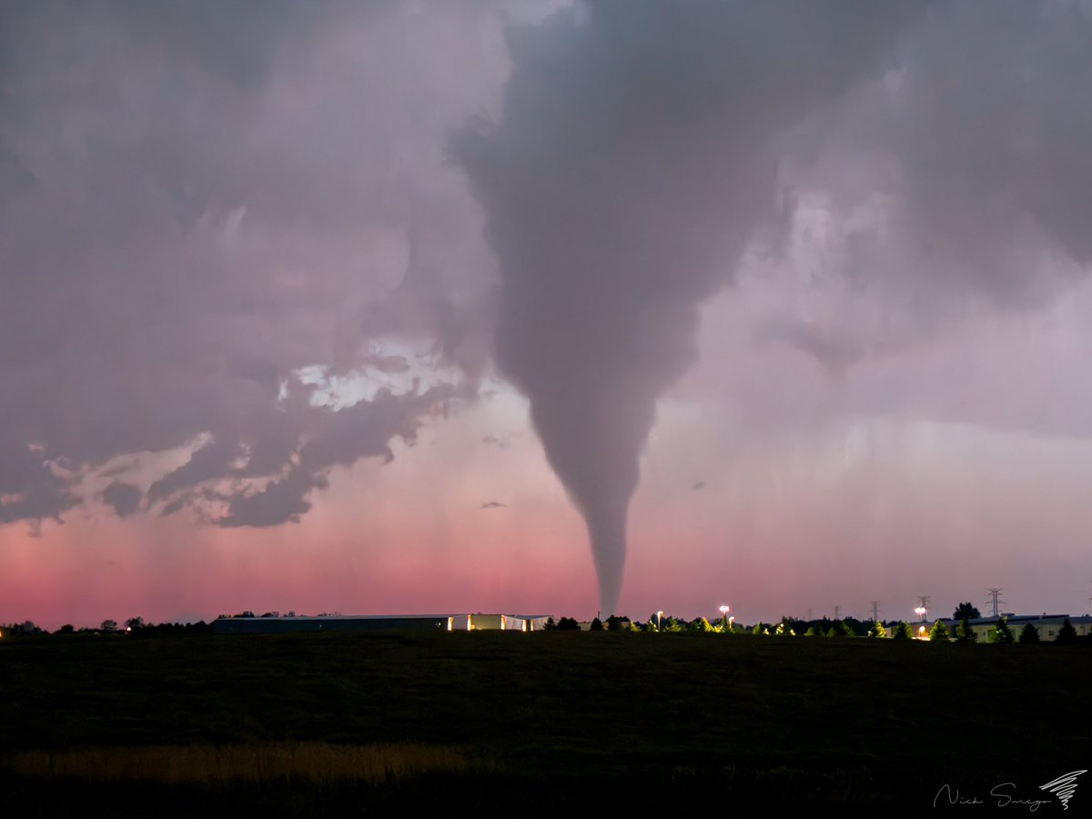 COWeatherguy's tweet image. Yesterday at 10:32PM just north of Bismarck, ND; had this amazing tornado with a beautiful sunset in the middle of a textbook occlusion. What a great day! #ndwx