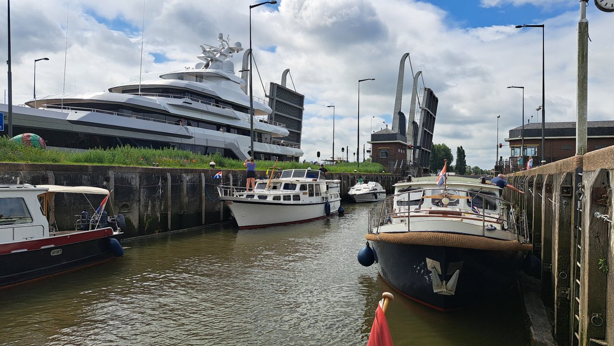Toch geinig dat dit soort schepen in  NL worden gebouwd #valor #feadship