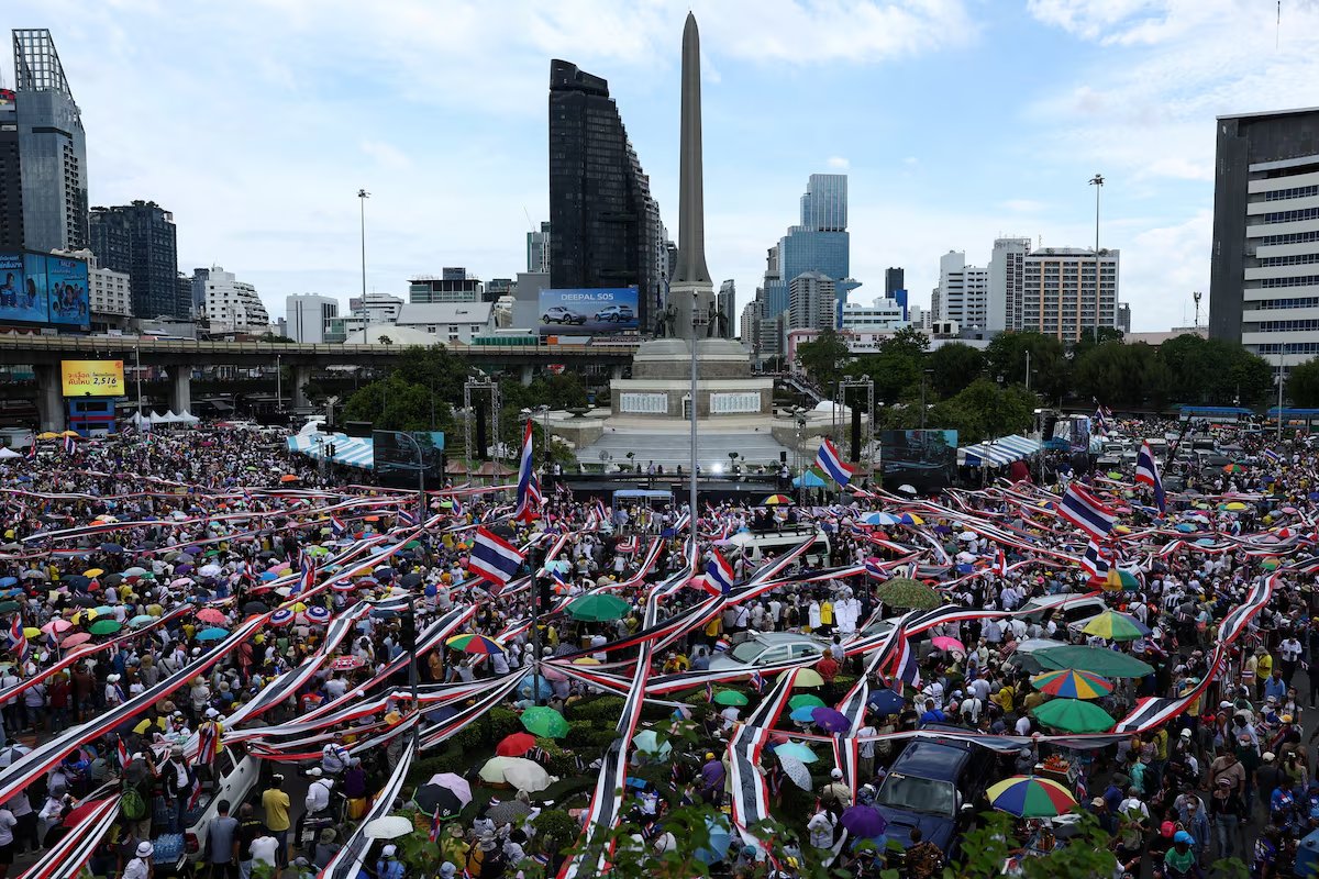 🇹🇭 THAILAND
🔴 Mass Protests Demand PM Shinawatra's Resignation

🔸 Tens of thousands rallied in Bangkok, blaming PM Paetongtarn Shinawatra over a border crisis with Cambodia.
🔸 It's the largest protest against the ruling Pheu Thai Party since it took power in 2023.
🔸 The PM