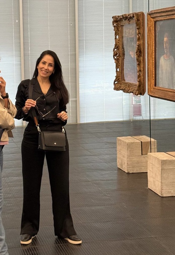 Pasajes: $1600
Hotel: $5000
Cartera: $3000
Gafas: $1200

No saber donde esta parada y perder 2 elecciones echandole la culpa a la tinta mágica NO TIENE PRECIO.