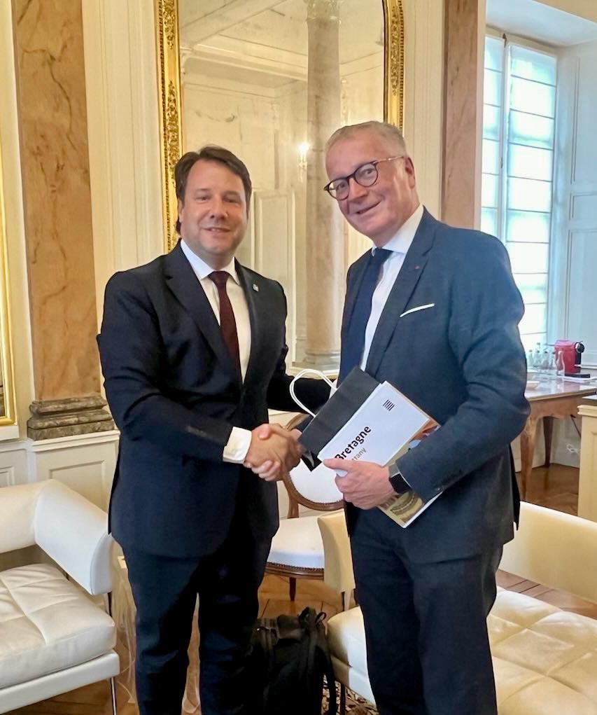 AmbDEenFR's tweet image. La Bretagne est non seulement un lieu de vacances pour les Allemands, mais aussi un partenaire économique. Merci à @BCInter, au président de la Région Bretagne Loïg Chesnais-Girard et au préfet @bretagnegouv Amaury de Saint-Quentin pour ces échanges riches sur les relations 🇫🇷🇩🇪.