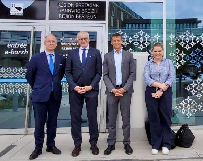 AmbDEenFR's tweet image. La Bretagne est non seulement un lieu de vacances pour les Allemands, mais aussi un partenaire économique. Merci à @BCInter, au président de la Région Bretagne Loïg Chesnais-Girard et au préfet @bretagnegouv Amaury de Saint-Quentin pour ces échanges riches sur les relations 🇫🇷🇩🇪.