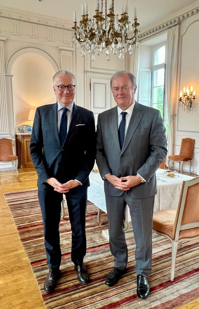 AmbDEenFR's tweet image. La Bretagne est non seulement un lieu de vacances pour les Allemands, mais aussi un partenaire économique. Merci à @BCInter, au président de la Région Bretagne Loïg Chesnais-Girard et au préfet @bretagnegouv Amaury de Saint-Quentin pour ces échanges riches sur les relations 🇫🇷🇩🇪.