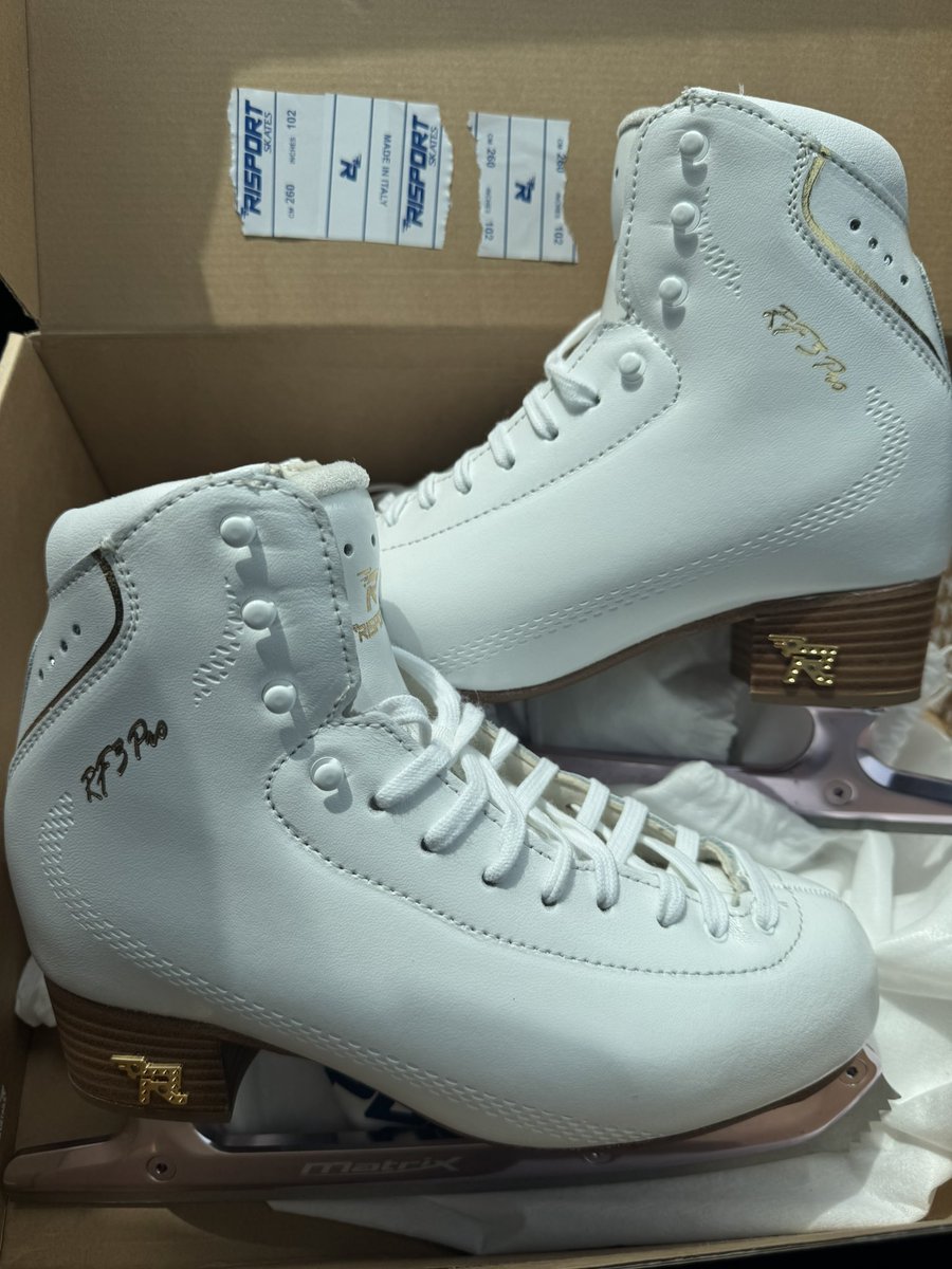 aspenisoffline's tweet image. I FINALLY GOT MY LOVELY NEW SKATES!!