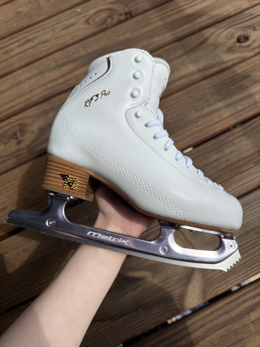 aspenisoffline's tweet image. I FINALLY GOT MY LOVELY NEW SKATES!!